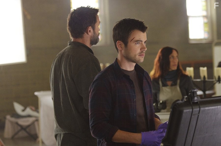 Billy Campbell, Severn Thompson, and Matt Long in Спираль (2014)