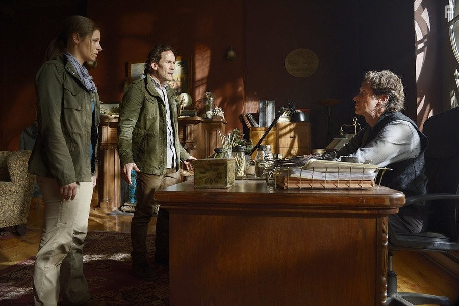 Steven Weber, Neil Napier, and Jordan Hayes in Спираль (2014)