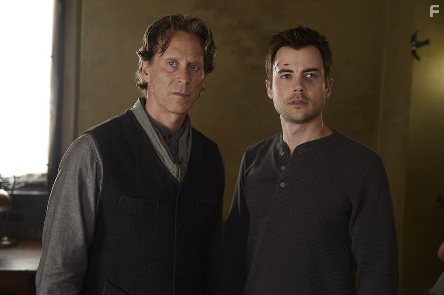 Steven Weber and Matt Long in Спираль (2014)