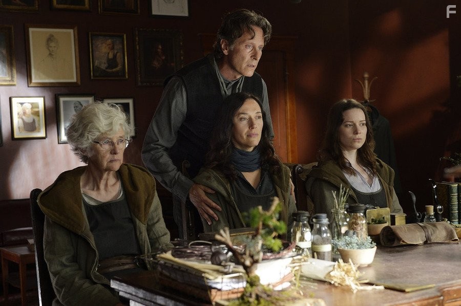 Steven Weber, Clare Coulter, Alison Louder, and Severn Thompson in Спираль (2014)