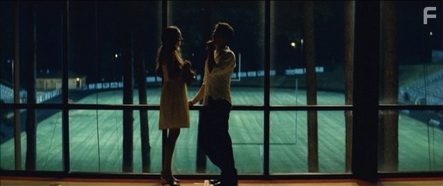 Shailene Woodley and Miles Teller in Захватывающее время (2013)