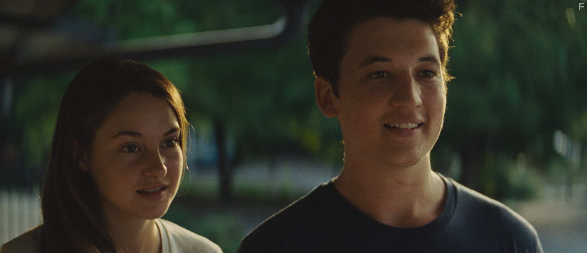 Shailene Woodley and Miles Teller in Захватывающее время (2013)