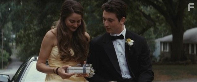 Shailene Woodley and Miles Teller in Захватывающее время (2013)