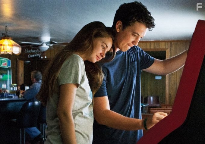 Shailene Woodley and Miles Teller in Захватывающее время (2013)
