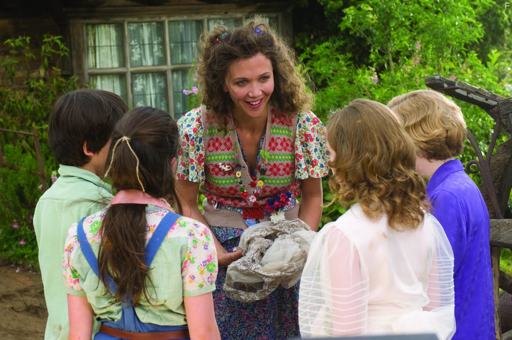 Maggie Gyllenhaal, Asa Butterfield, Eros Vlahos, Rosie Taylor-Ritson, and Lil Woods in Моя ужасная няня 2 (2010)