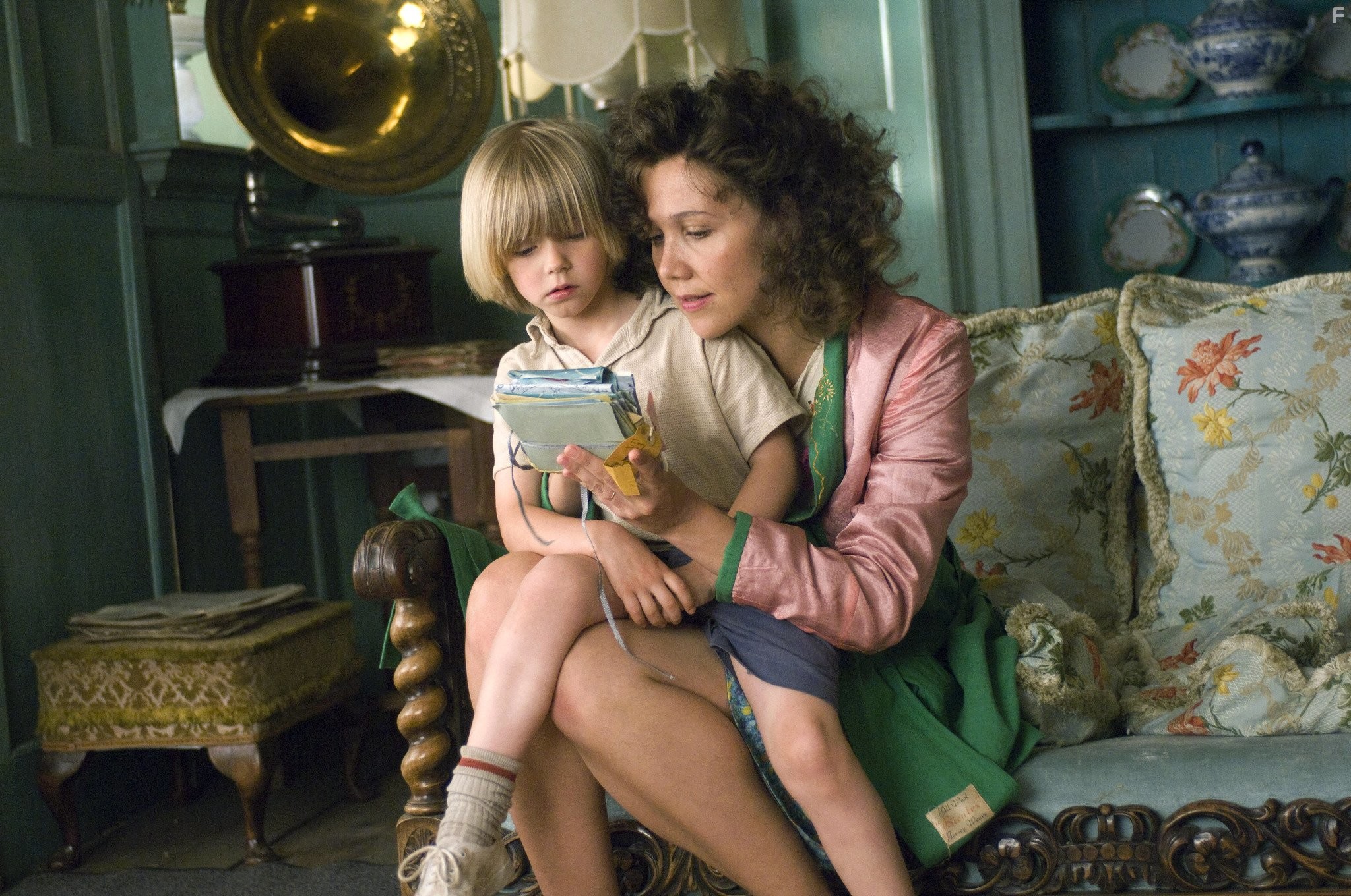 Maggie Gyllenhaal and Oscar Steer in Моя ужасная няня 2 (2010)