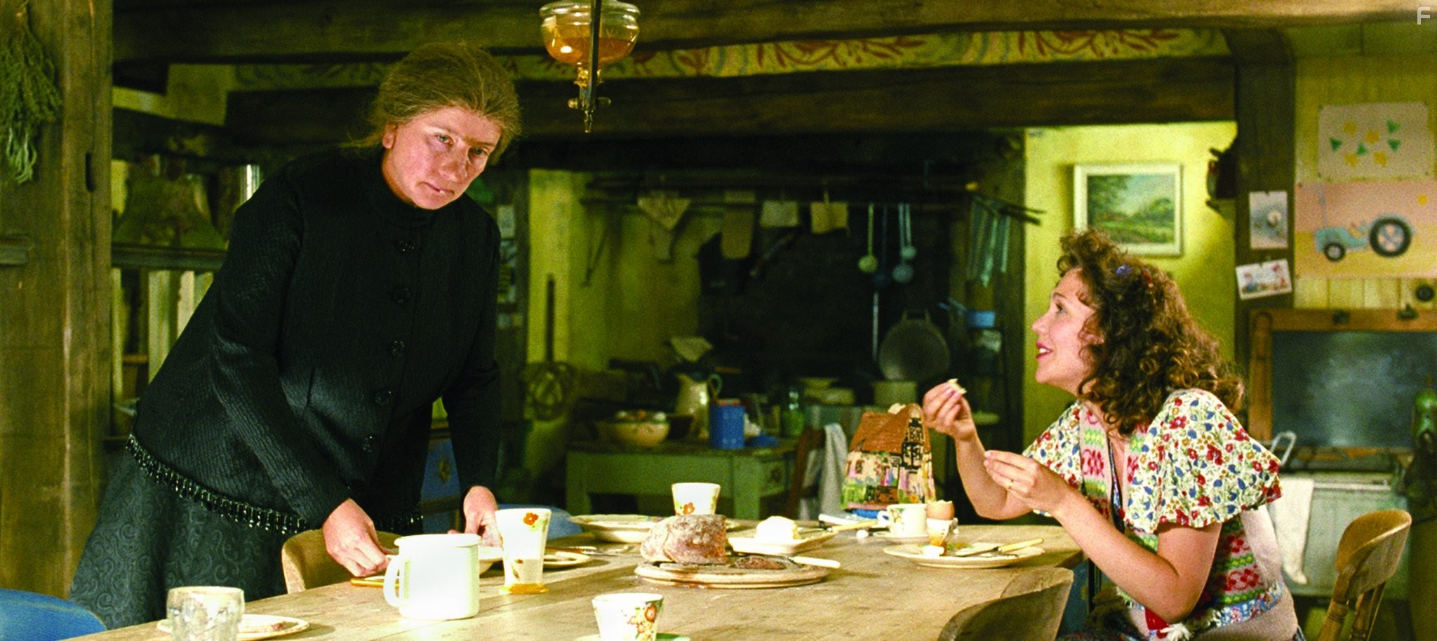 Emma Thompson and Maggie Gyllenhaal in Моя ужасная няня 2 (2010)