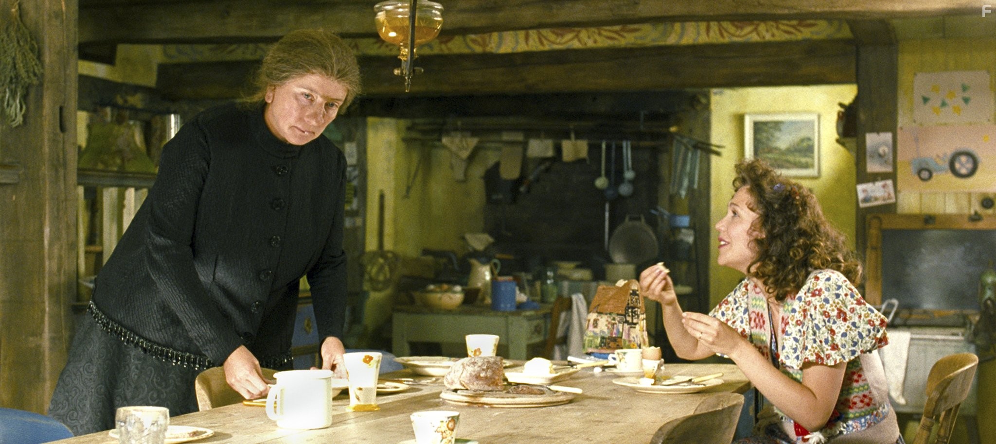 Emma Thompson and Maggie Gyllenhaal in Моя ужасная няня 2 (2010)