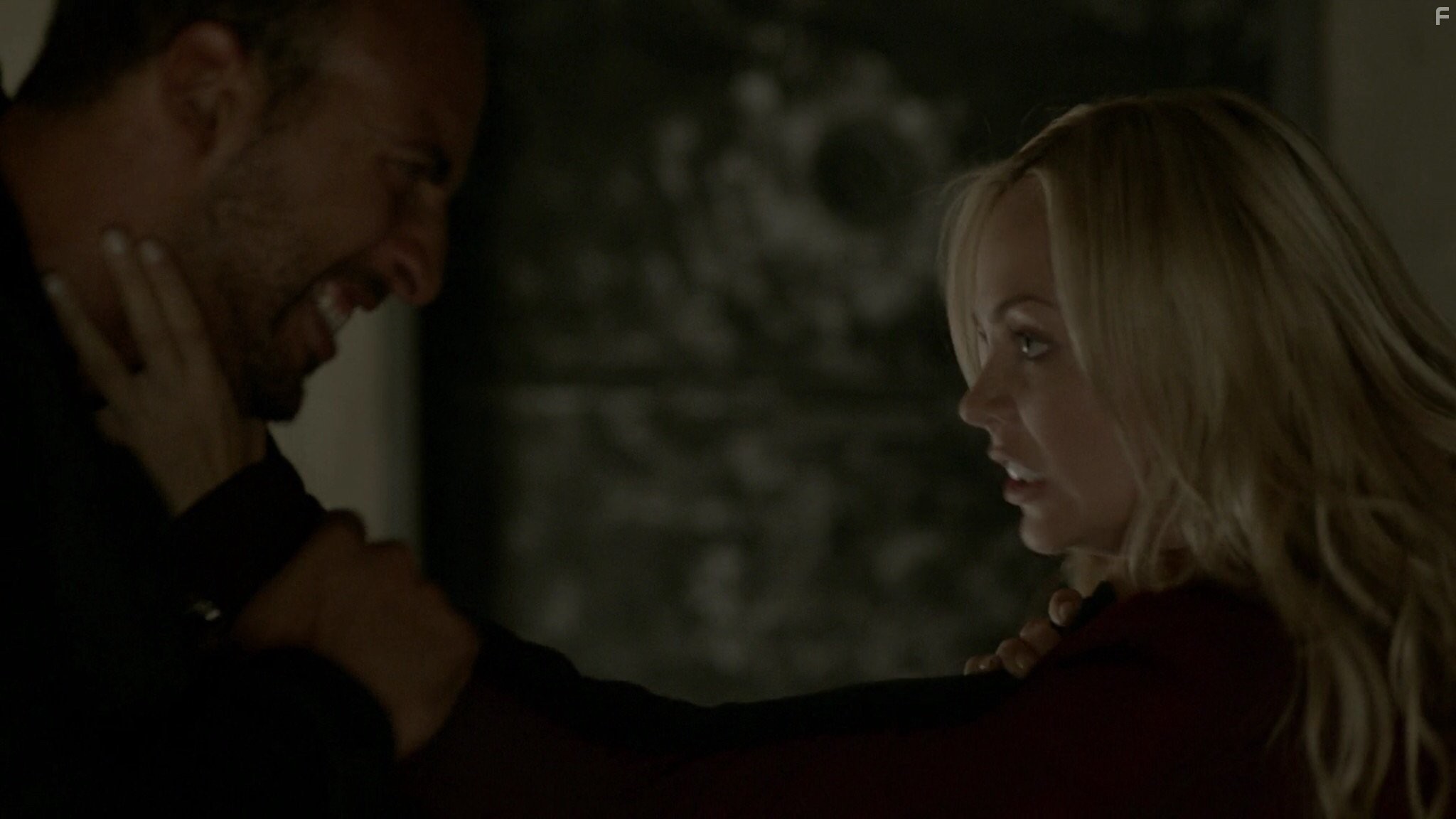 Laura Vandervoort and Eli Martyr in Укушенная (2014)