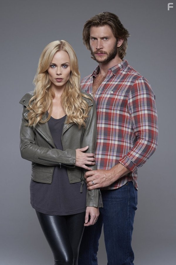 Laura Vandervoort and Greyston Holt in Укушенная (2014)