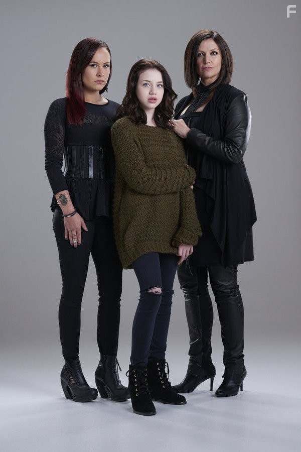 Tammy Isbell, Tommie-Amber Pirie, and Kiara Glasco in Укушенная (2014)