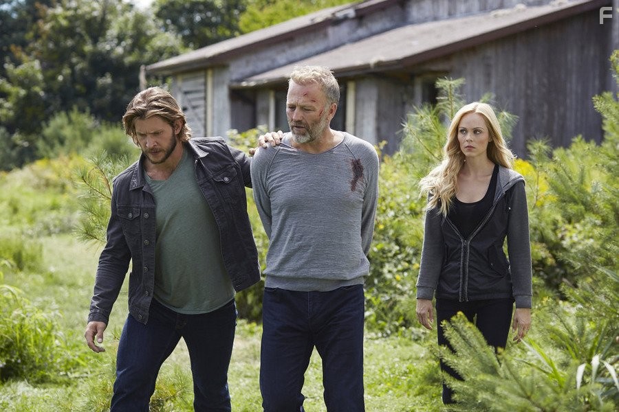 James McGowan, Laura Vandervoort, and Greyston Holt in Укушенная (2014)