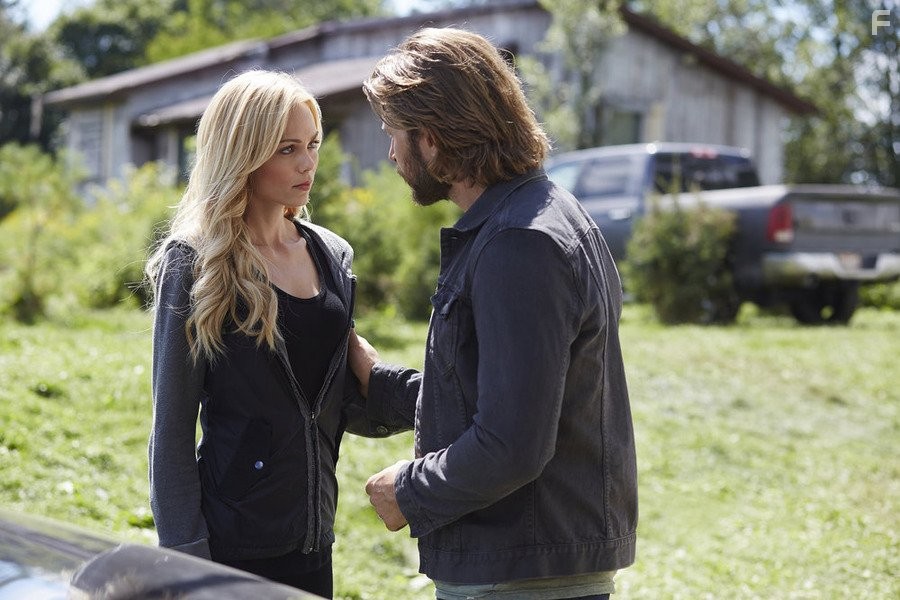 Laura Vandervoort and Greyston Holt in Укушенная (2014)