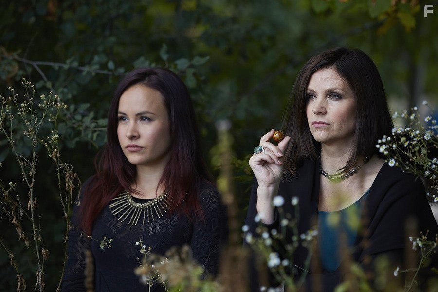 Tammy Isbell and Tommie-Amber Pirie in Укушенная (2014)