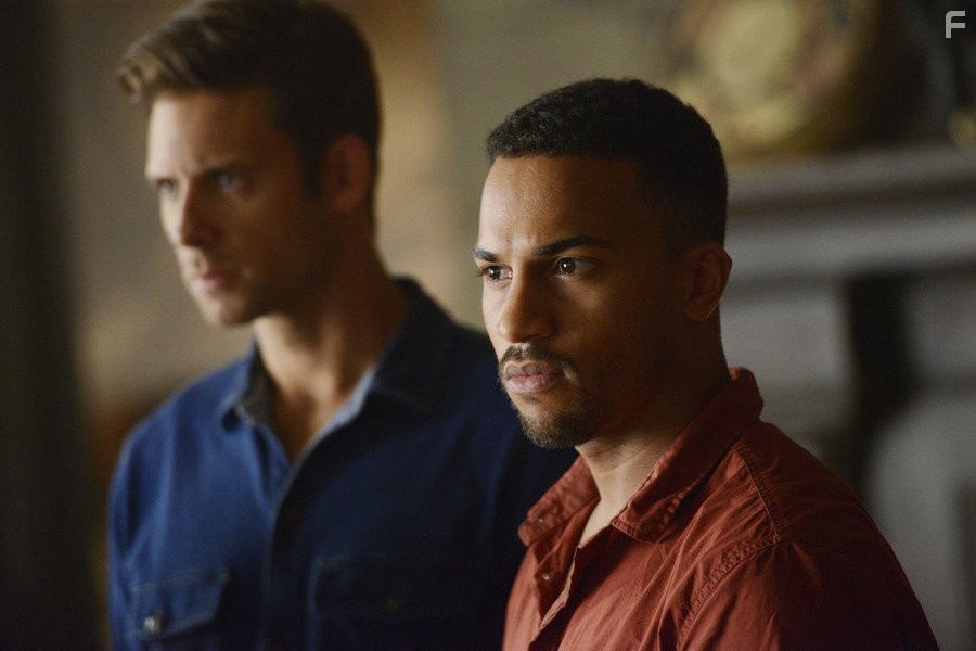 Michael Xavier and Steve Lund in Укушенная (2014)