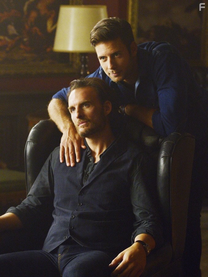 Greg Bryk and Steve Lund in Укушенная (2014)