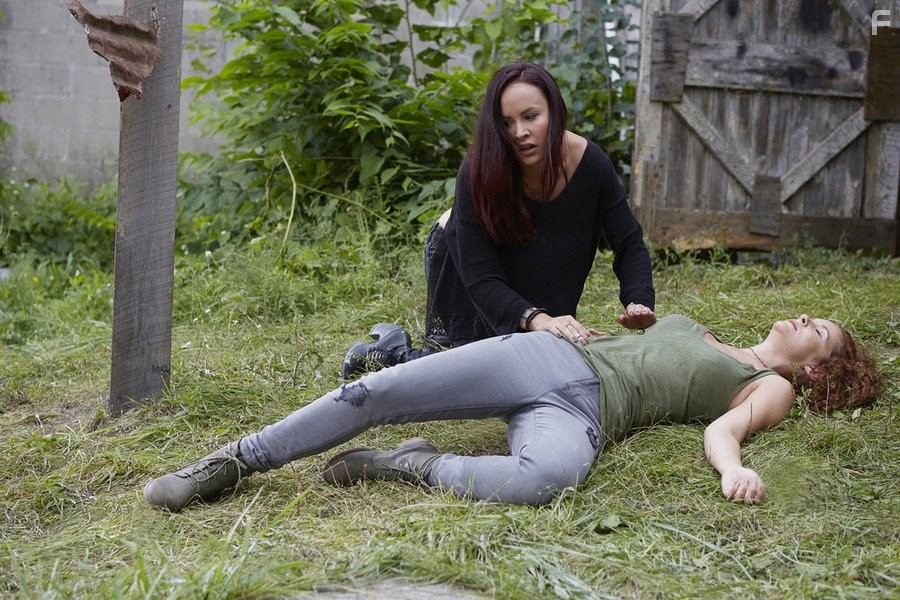 Tammy Isbell and Tommie-Amber Pirie in Укушенная (2014)