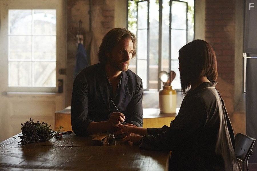 Greg Bryk and Tammy Isbell in Укушенная (2014)