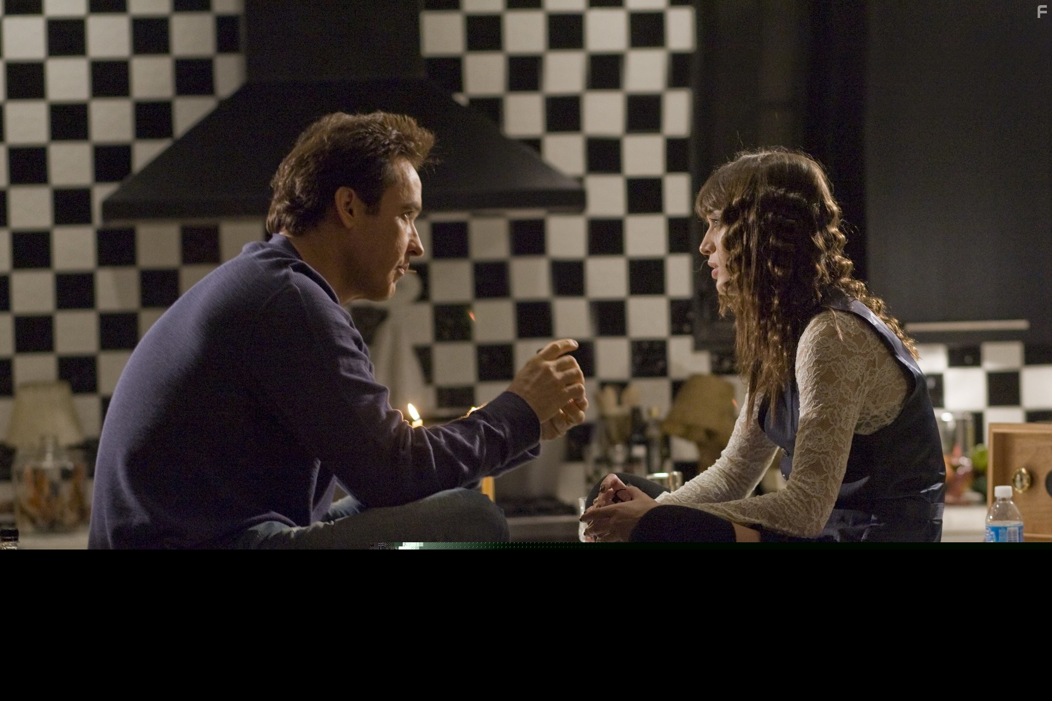 John Cusack and Lizzy Caplan in Машина времени в джакузи (2010)