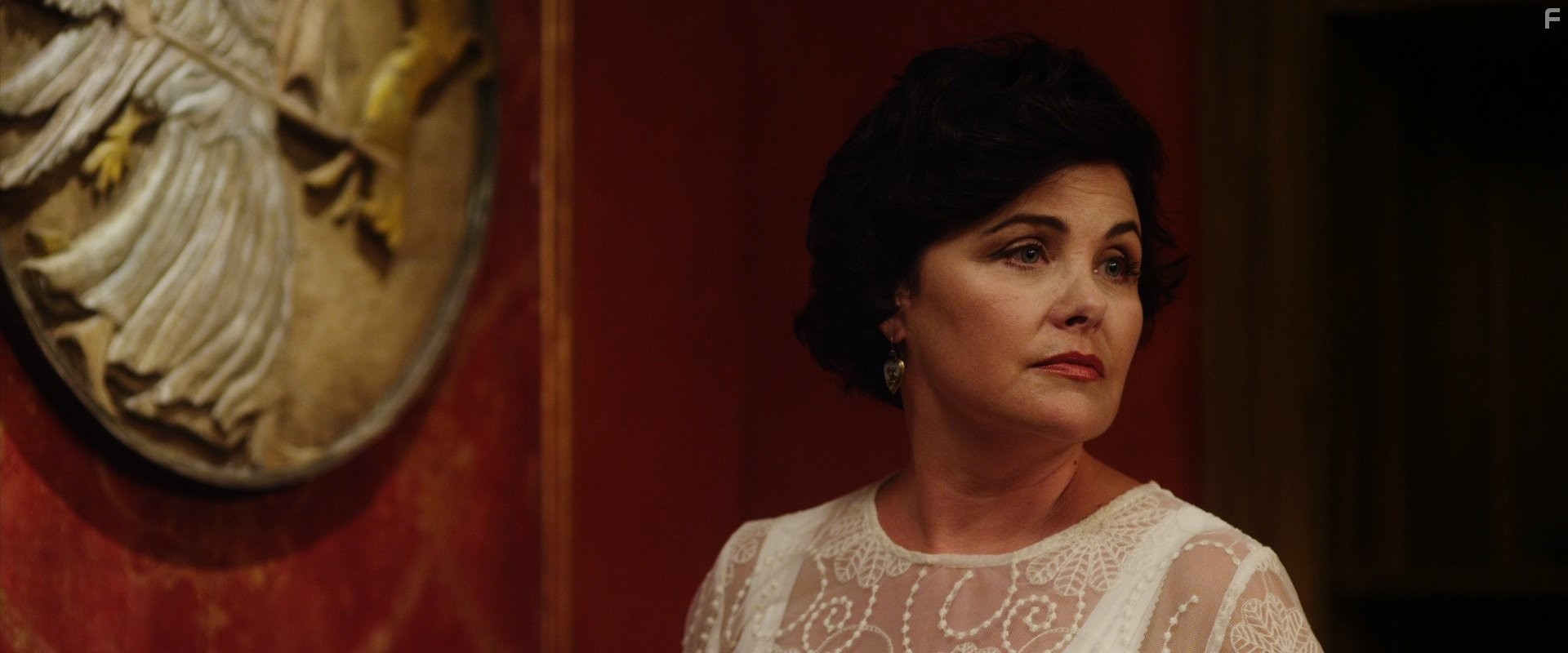 Sherilyn Fenn in Уничтожение (2013)