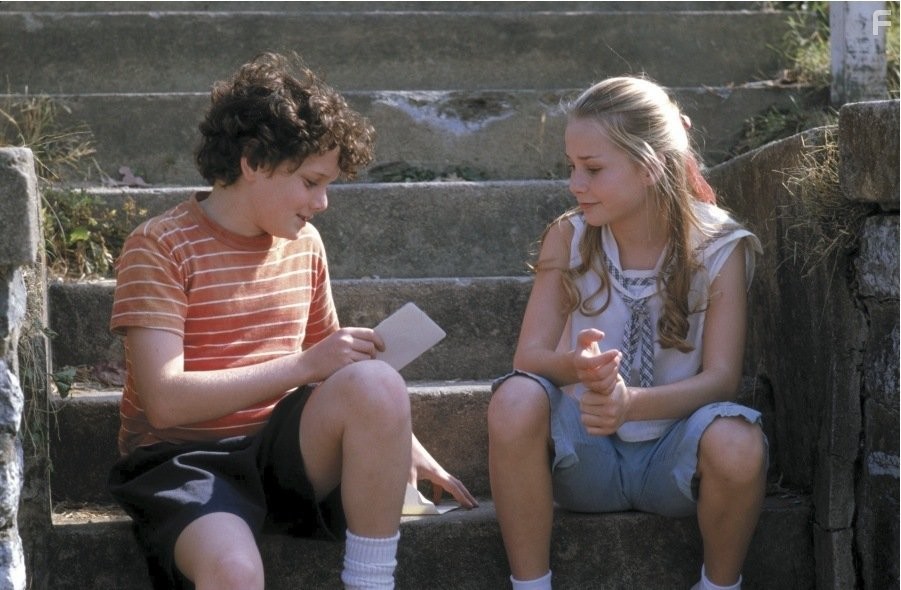 Mika Boorem and Anton Yelchin in Сердца в Атлантиде (2001)