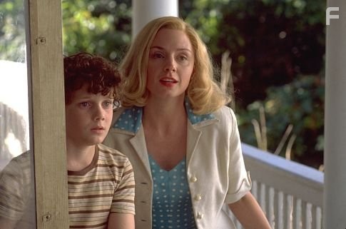 Hope Davis and Anton Yelchin in Сердца в Атлантиде (2001)