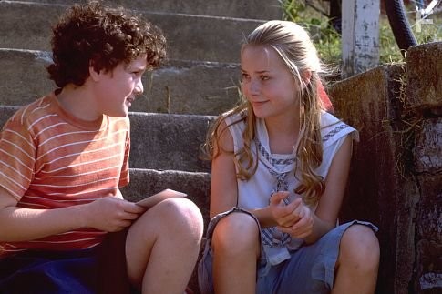 Mika Boorem and Anton Yelchin in Сердца в Атлантиде (2001)