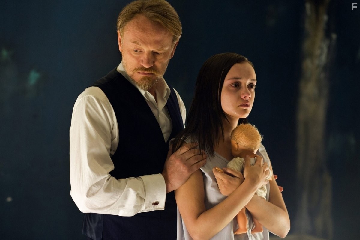 Jared Harris and Olivia Cooke in Эксперимент: Зло (2014)