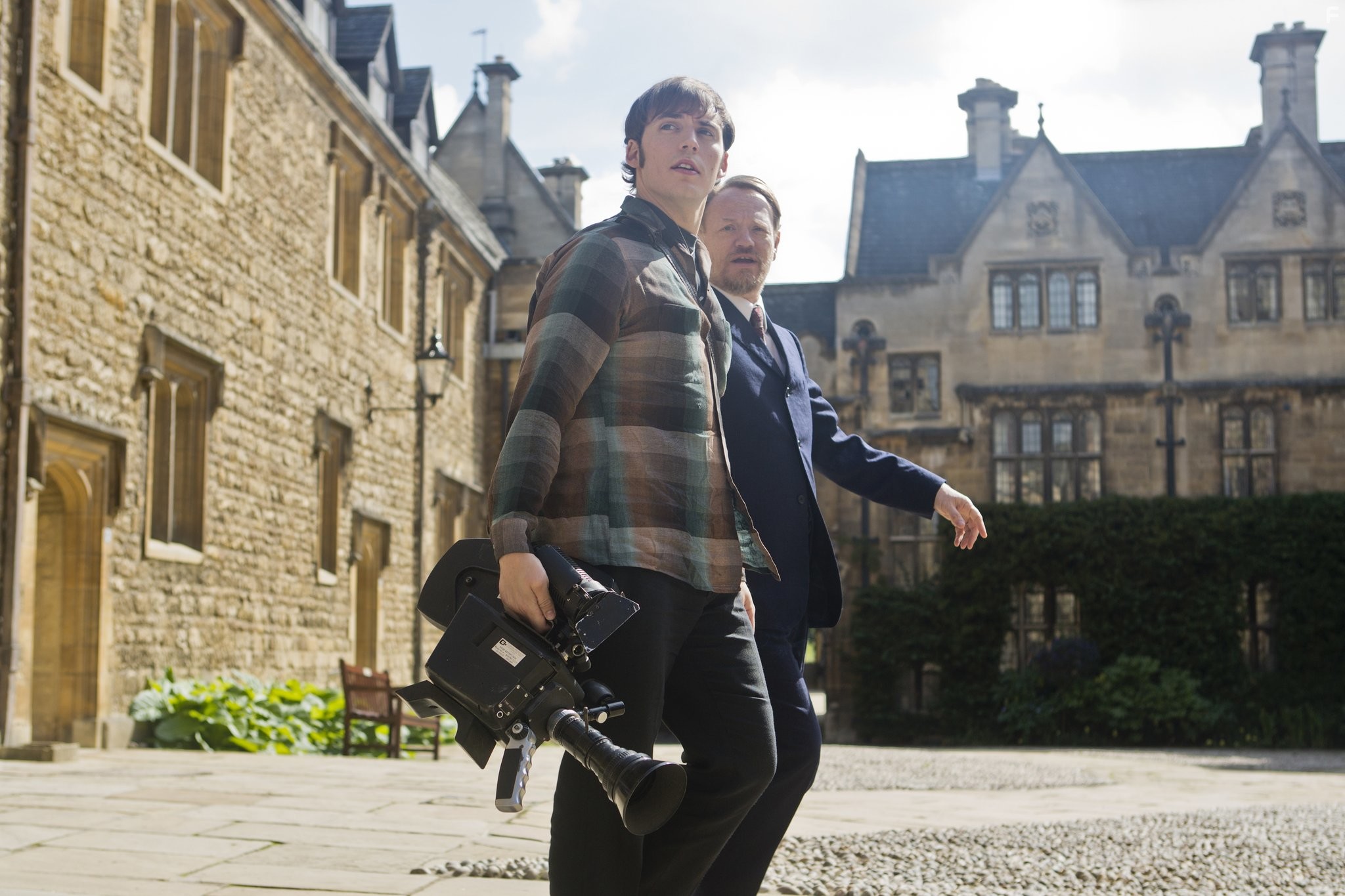 Jared Harris and Sam Claflin in Эксперимент: Зло (2014)