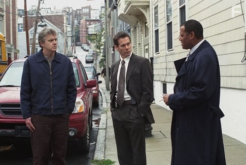 Kevin Bacon, Tim Robbins, and Laurence Fishburne in Таинственная река (2003)