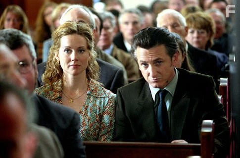 Sean Penn and Laura Linney in Таинственная река (2003)