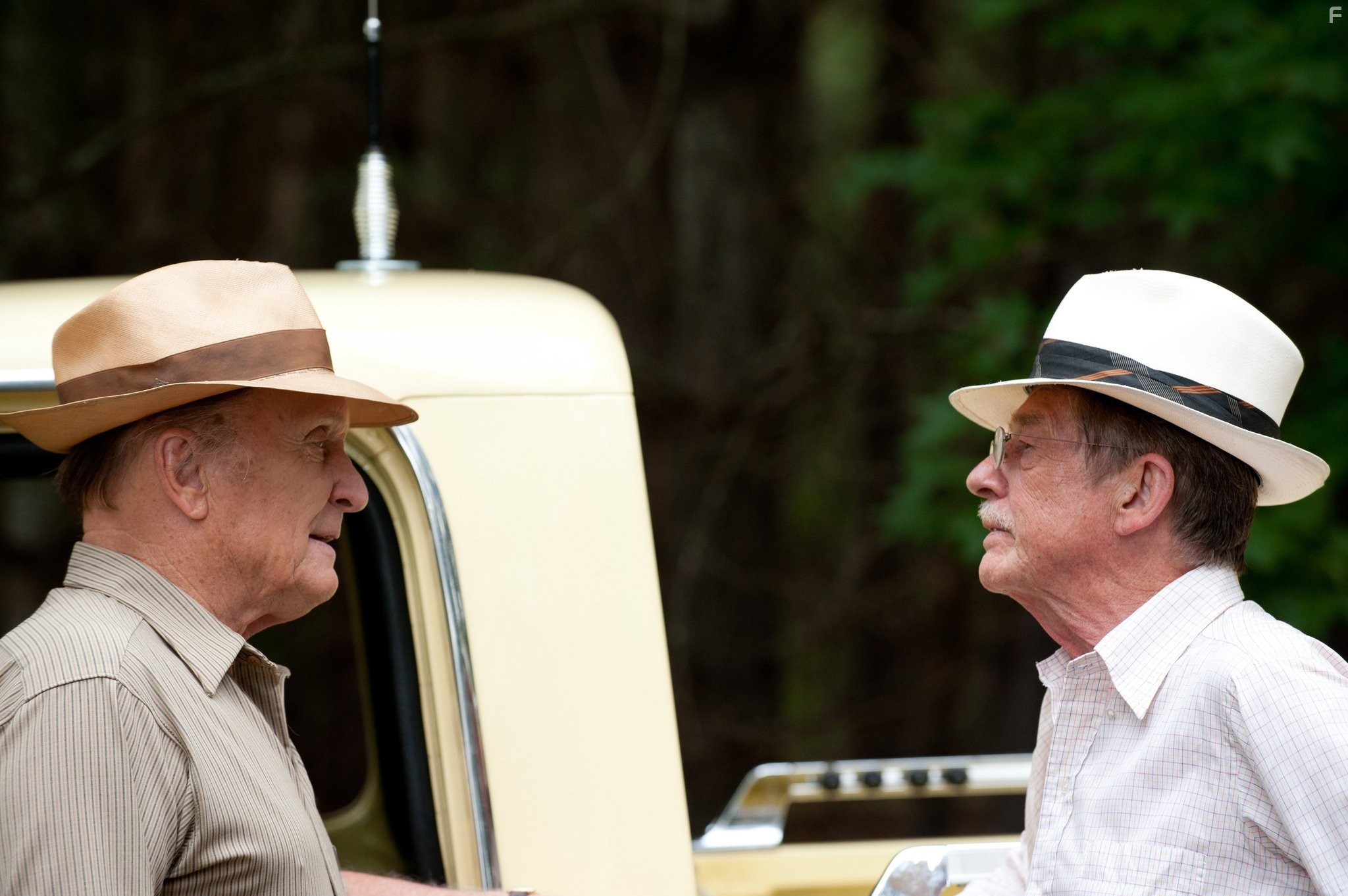 Robert Duvall and John Hurt in Машина Джейн Мэнсфилд (2012)