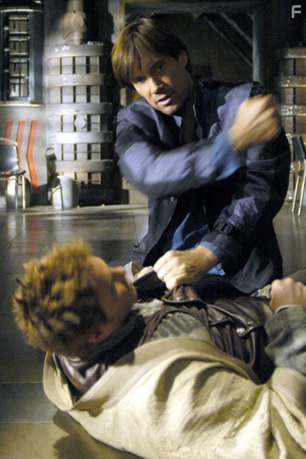 Kevin Sorbo and Lochlyn Munro in Андромеда (2000)