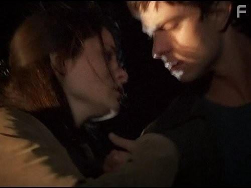 Jason Behr and Shiri Appleby in Город пришельцев (1999)