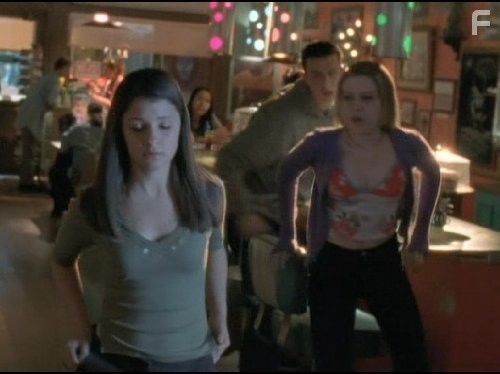 Majandra Delfino and Shiri Appleby in Город пришельцев (1999)