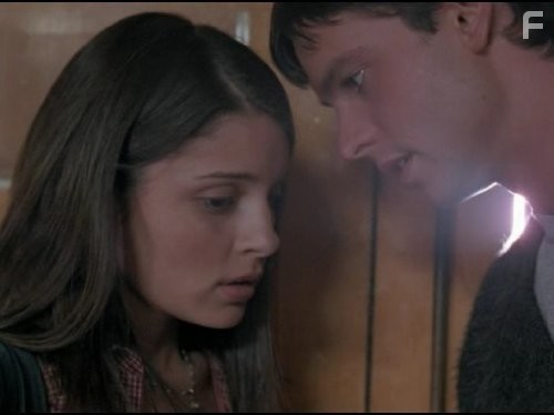 Jason Behr and Shiri Appleby in Город пришельцев (1999)