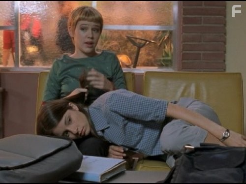 Majandra Delfino and Shiri Appleby in Город пришельцев (1999)