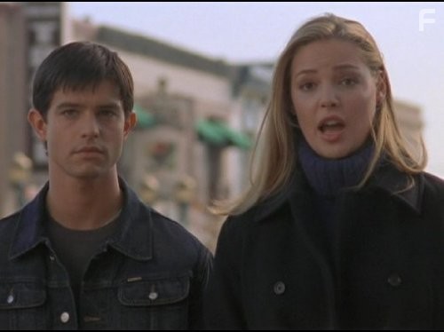 Katherine Heigl and Jason Behr in Город пришельцев (1999)
