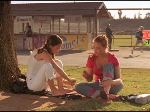 Katherine Heigl and Shiri Appleby in Город пришельцев (1999)