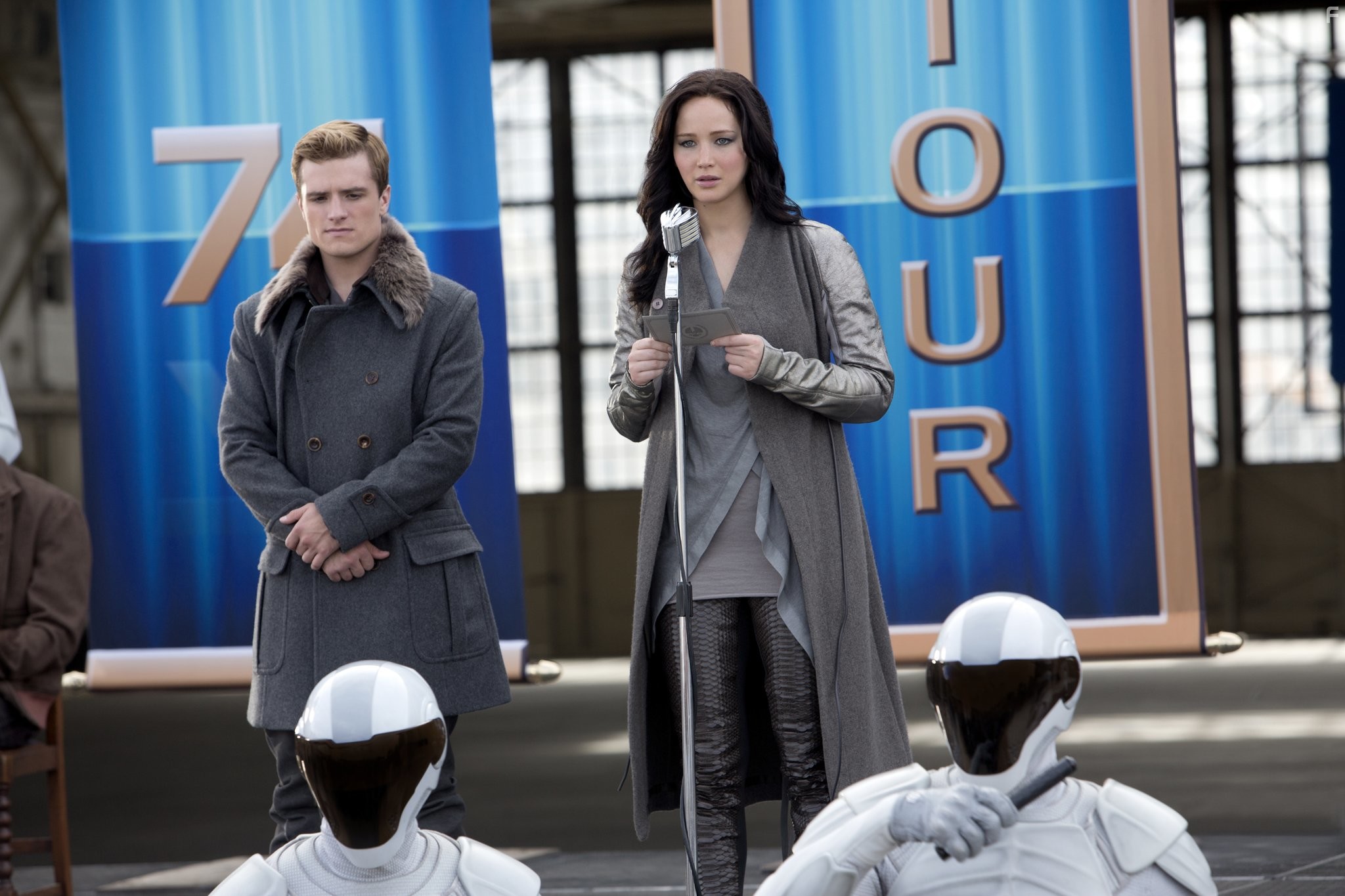 Josh Hutcherson and Jennifer Lawrence in Голодные игры: И вспыхнет пламя (2013)