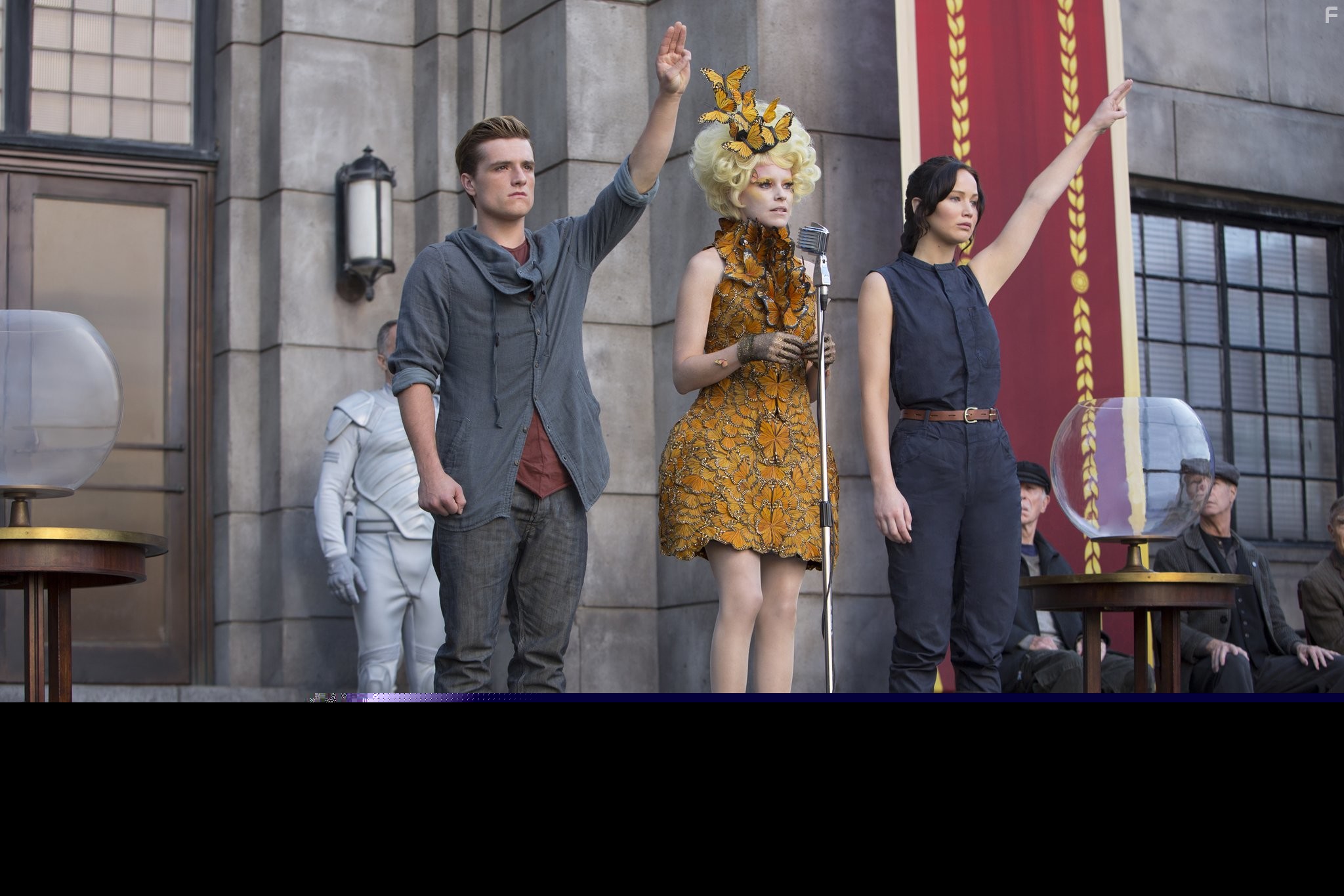 Elizabeth Banks, Josh Hutcherson, and Jennifer Lawrence in Голодные игры: И вспыхнет пламя (2013)