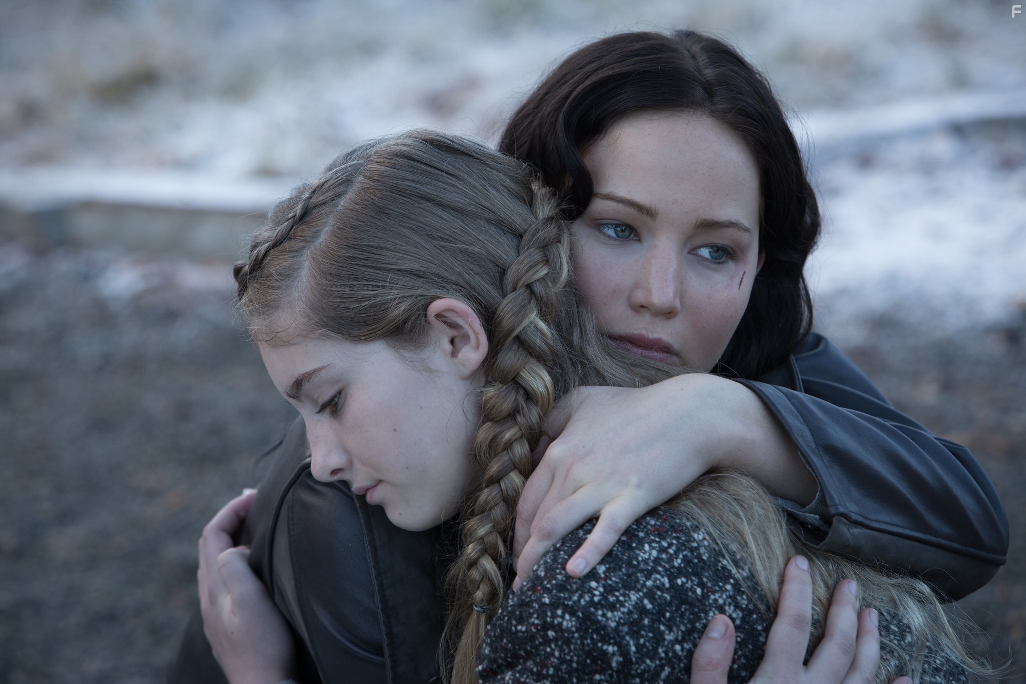 Jennifer Lawrence and Willow Shields in Голодные игры: И вспыхнет пламя (2013)