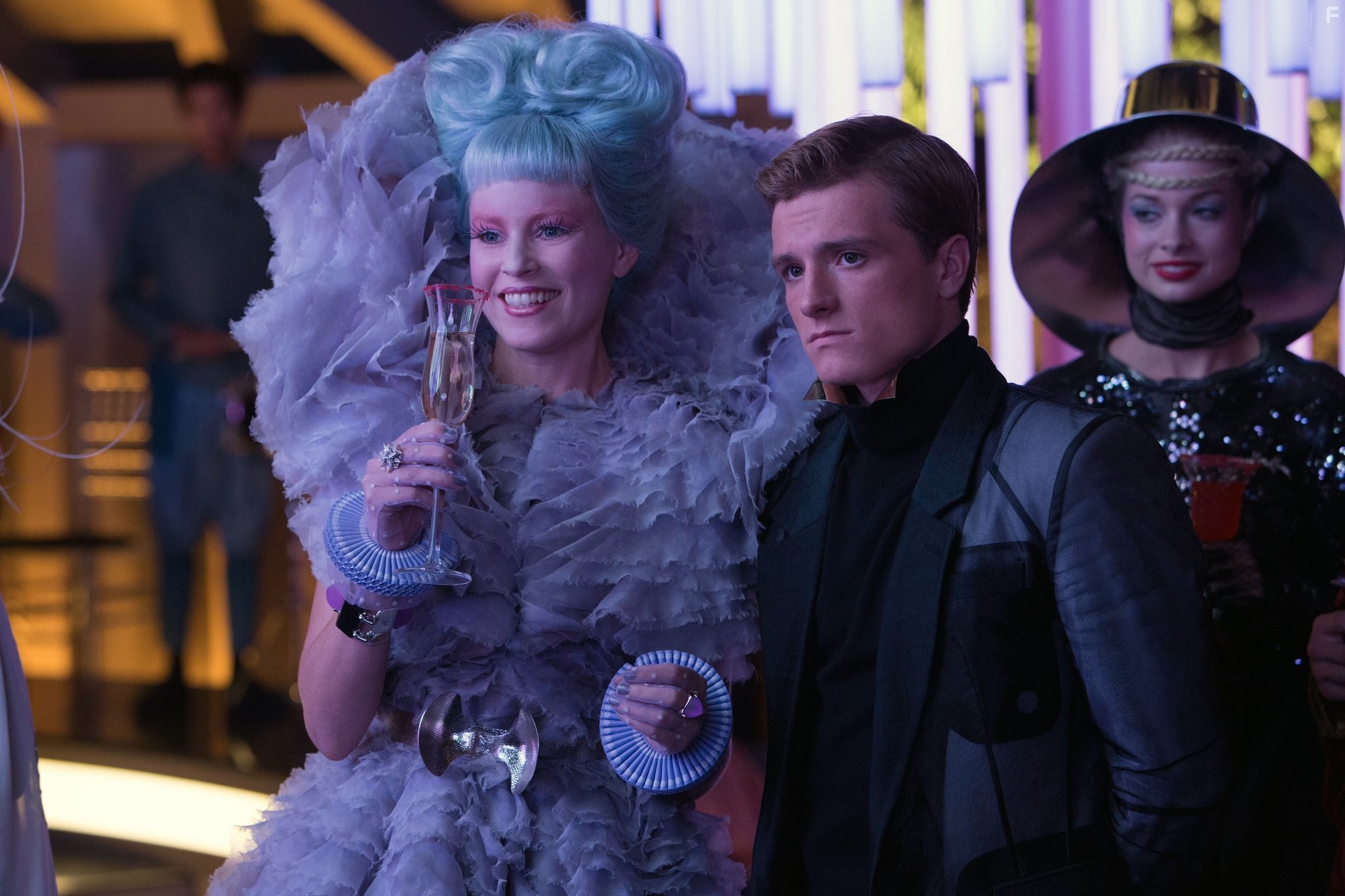Elizabeth Banks and Josh Hutcherson in Голодные игры: И вспыхнет пламя (2013)