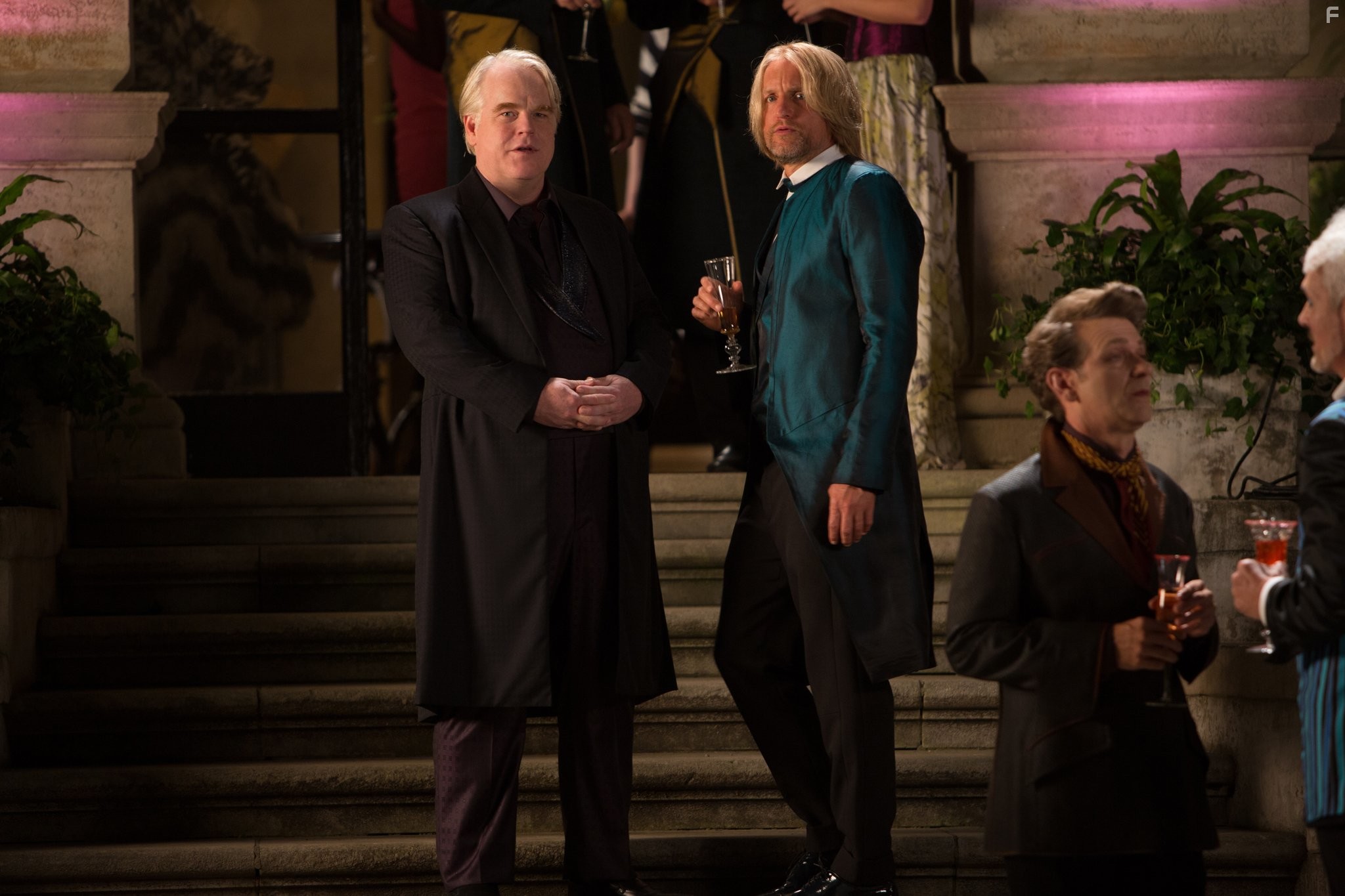 Woody Harrelson and Philip Seymour Hoffman in Голодные игры: И вспыхнет пламя (2013)