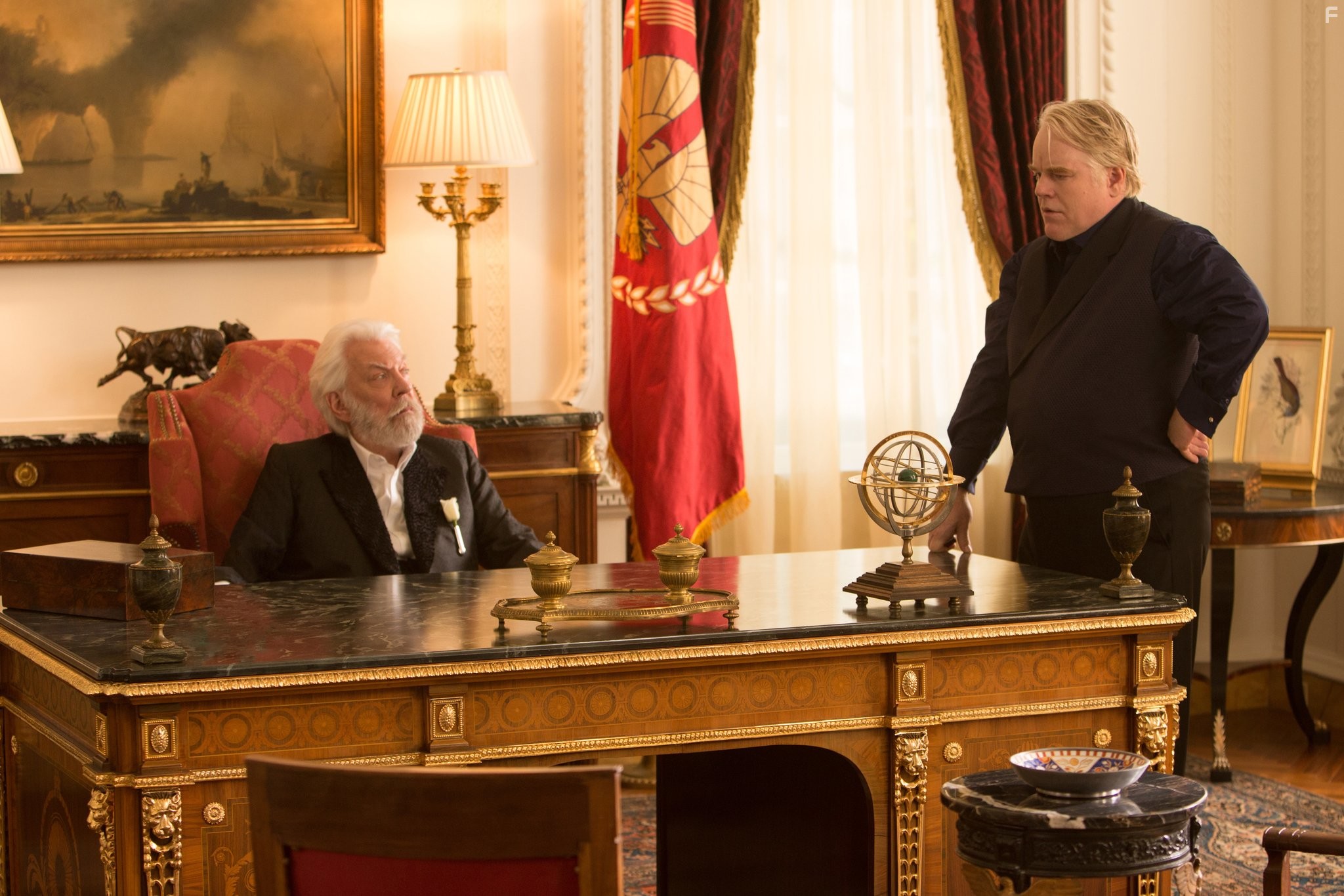 Philip Seymour Hoffman and Donald Sutherland in Голодные игры: И вспыхнет пламя (2013)