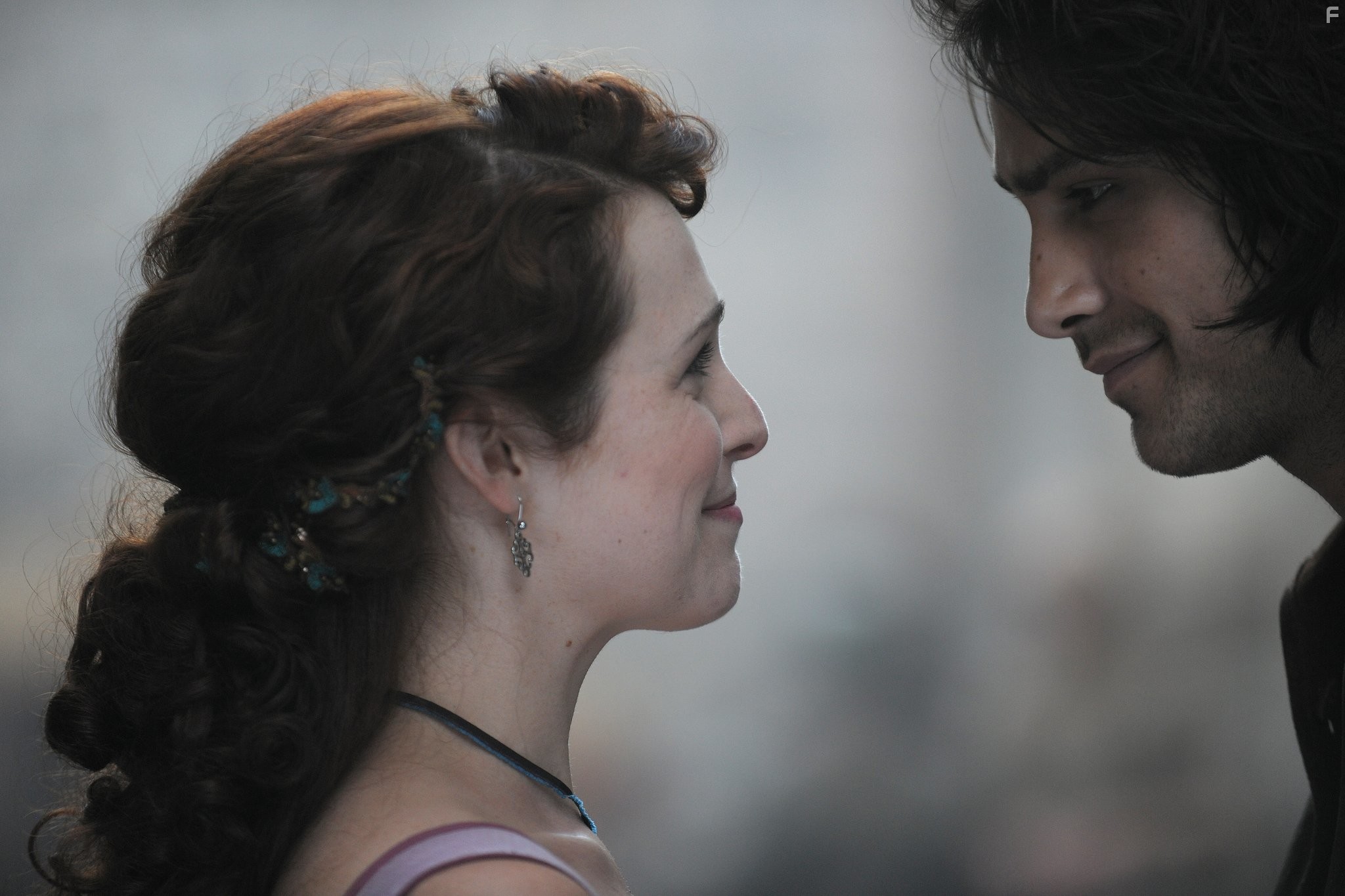 Luke Pasqualino and Tamla Kari in Мушкетеры (2014)