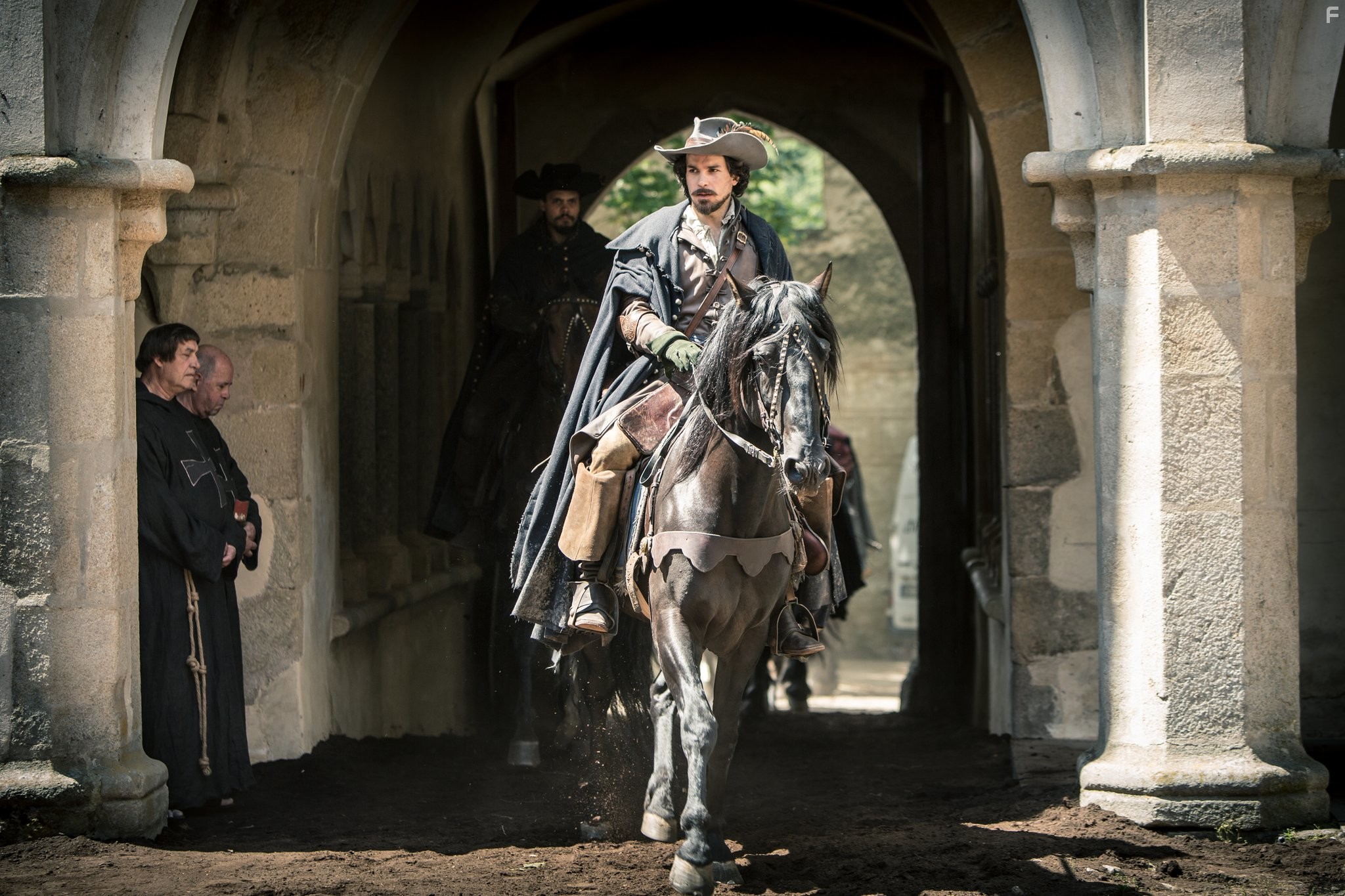 Santiago Cabrera in Мушкетеры (2014)