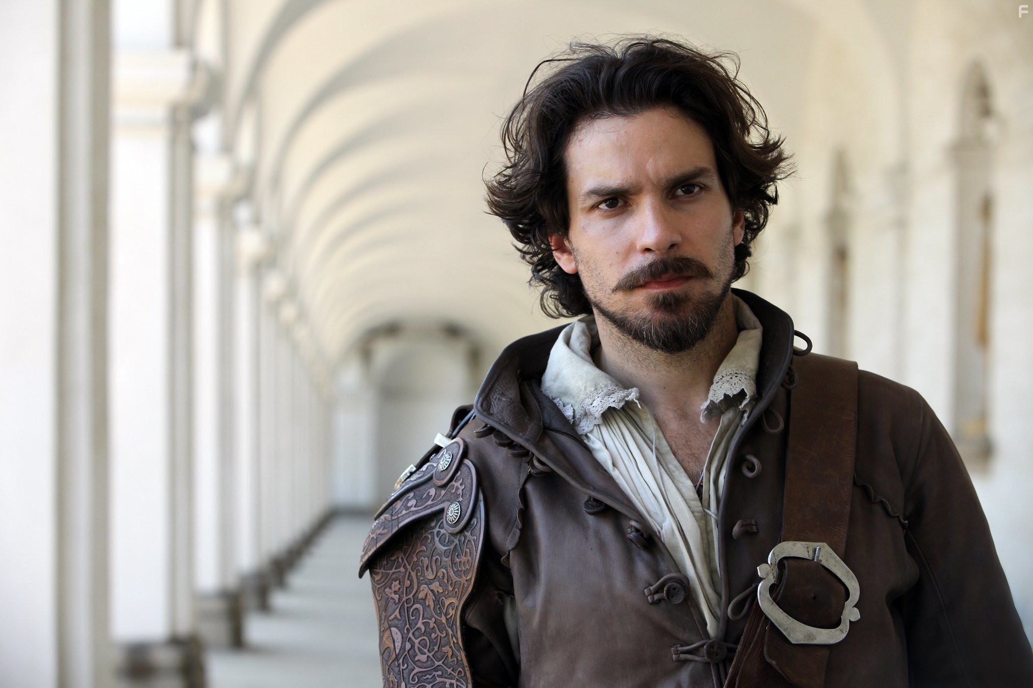 Santiago Cabrera in Мушкетеры (2014)
