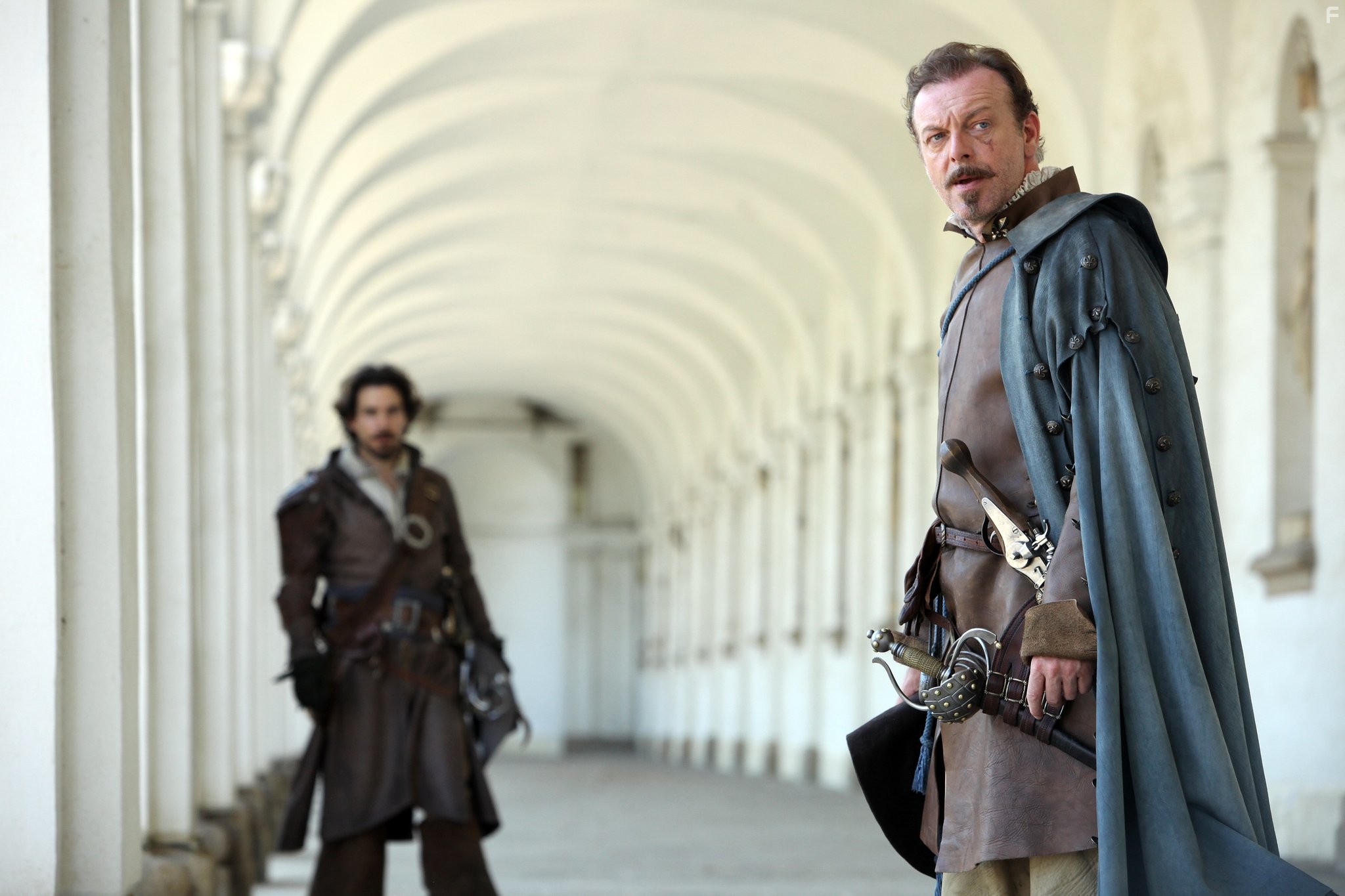Hugo Speer and Santiago Cabrera in Мушкетеры (2014)