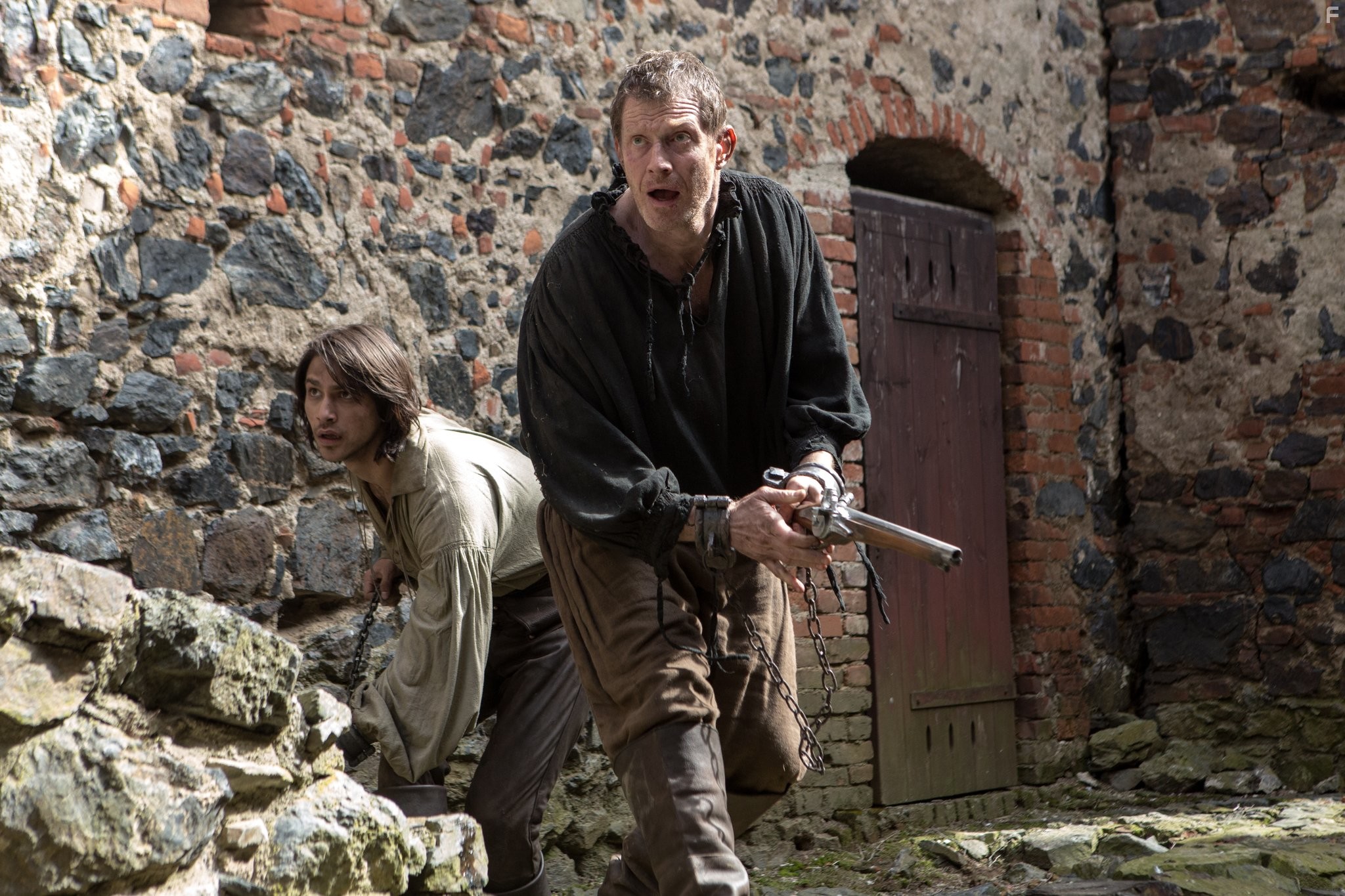 Jason Flemyng and Luke Pasqualino in Мушкетеры (2014)
